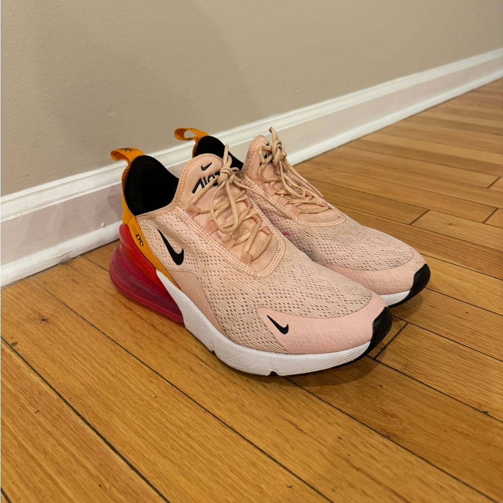 Woman’s Nike sneaker🩷🧡